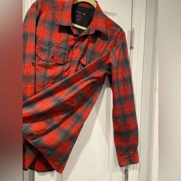 Swiss Tech Mens Size M Roll Tab Sleeve Red Gray Plaid Stretch Button Down Shirt - Picture 8 of 12